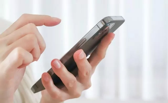 電話をかけている様子