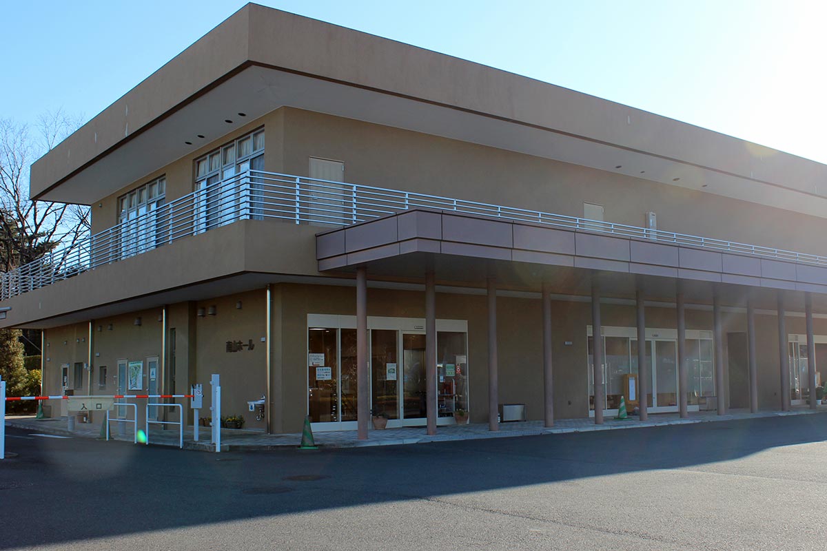 南山ホールの外観